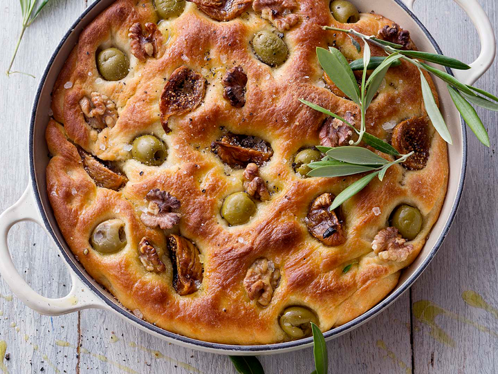 Focaccia aux olives, aux noix et aux figues séchées