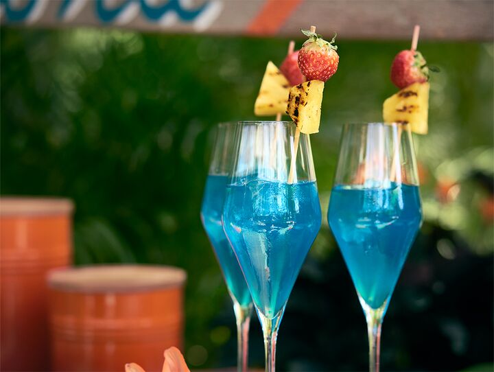 Blue Hawai Cocktail with Gegrilde Ananas 